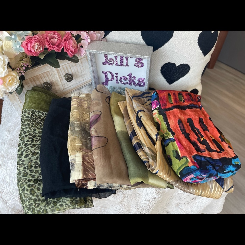 S O L D 7pcs Bundle scarfs, pls. See the pic. for sizes.